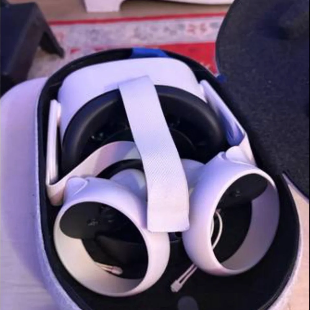 VR Headset with Controllers - White and Black